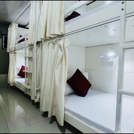 Qubestay Airport Capsule Hotel & Hostel Βομβάη Εξωτερικό φωτογραφία
