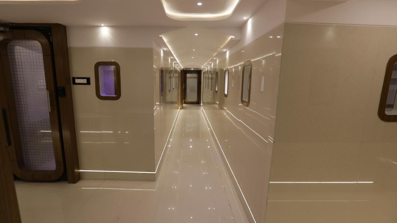 Qubestay Airport Capsule Hotel & Hostel Βομβάη Εξωτερικό φωτογραφία
