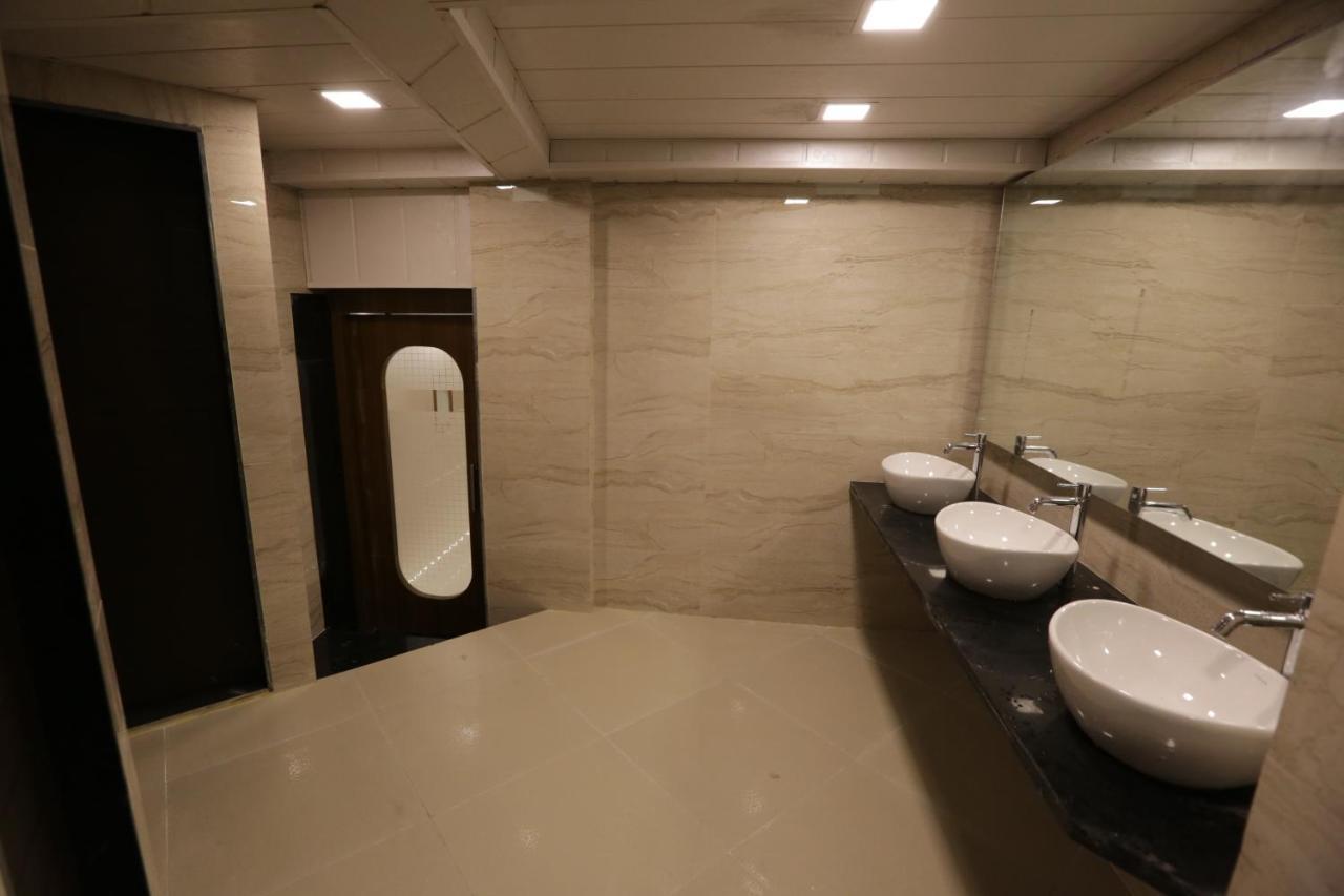 Qubestay Airport Capsule Hotel & Hostel Βομβάη Εξωτερικό φωτογραφία