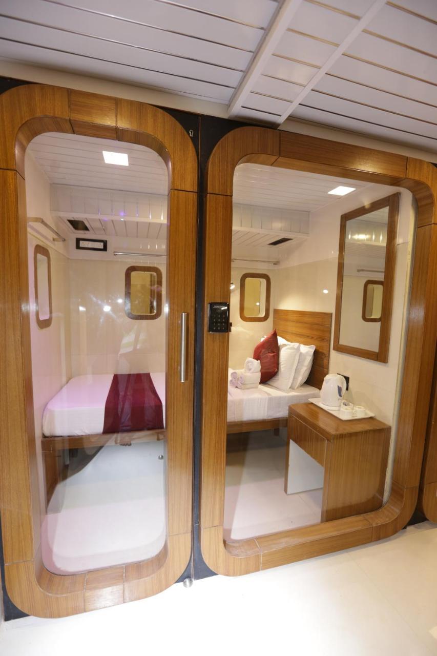 Qubestay Airport Capsule Hotel & Hostel Βομβάη Εξωτερικό φωτογραφία