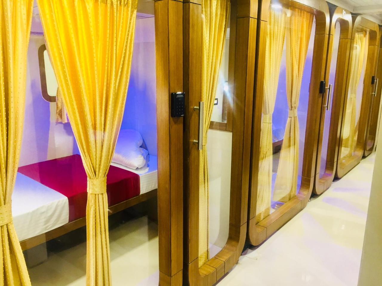 Qubestay Airport Capsule Hotel & Hostel Βομβάη Εξωτερικό φωτογραφία