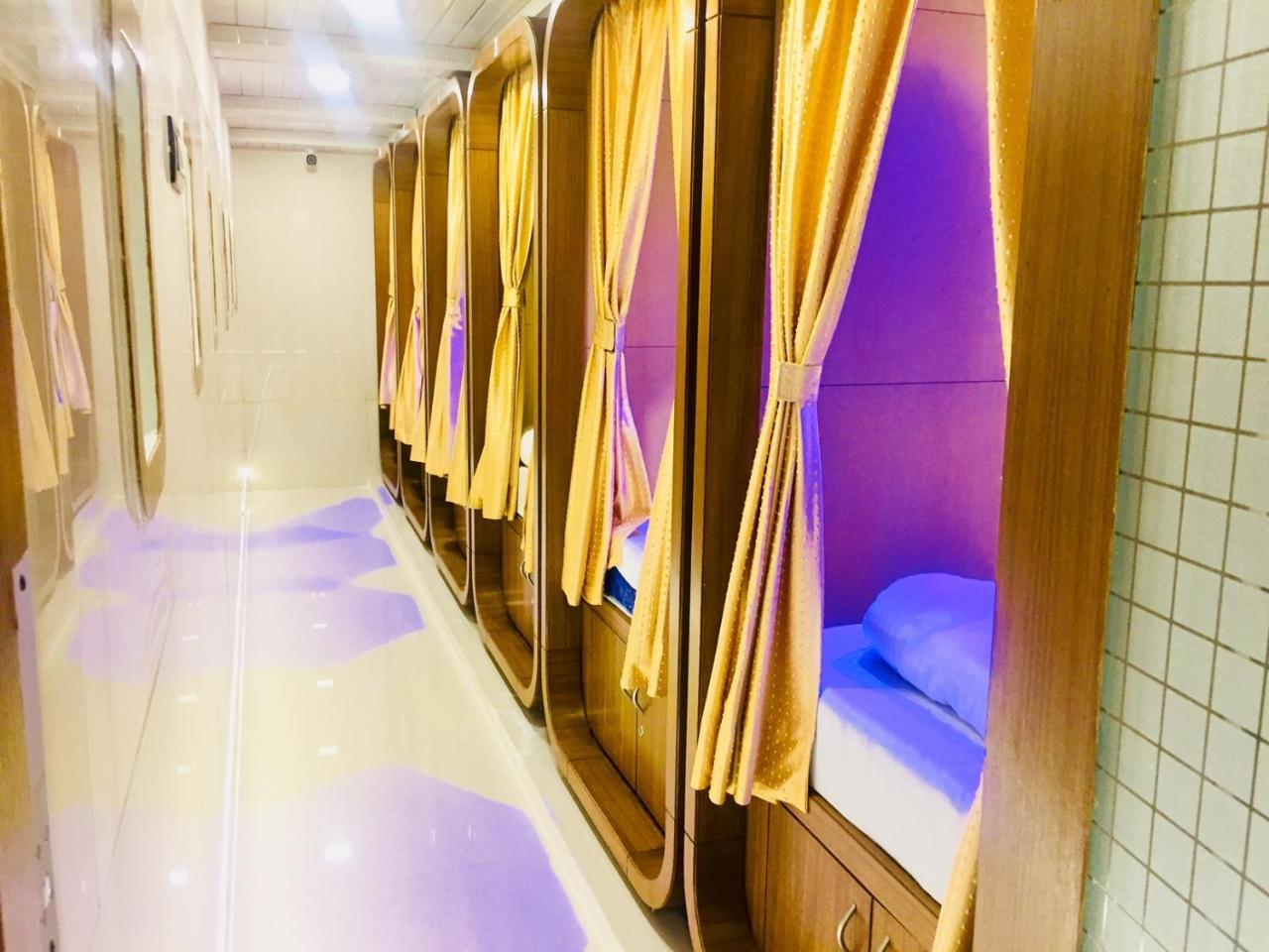 Qubestay Airport Capsule Hotel & Hostel Βομβάη Εξωτερικό φωτογραφία