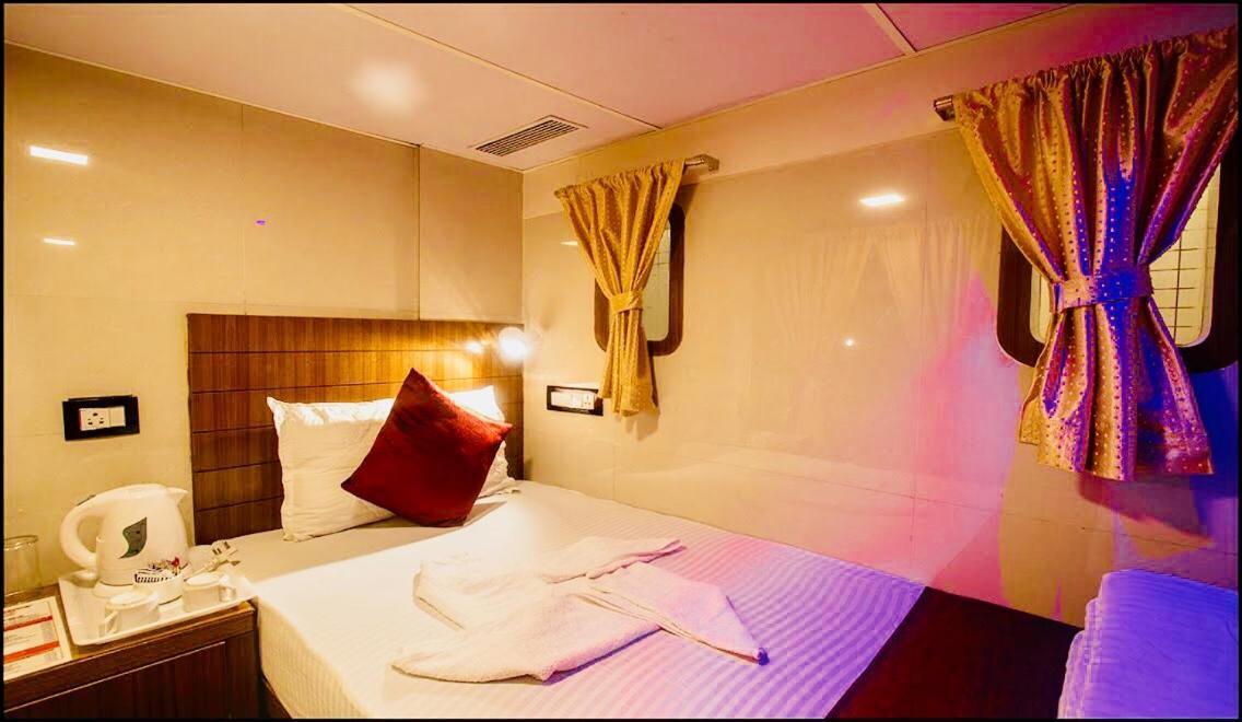 Qubestay Airport Capsule Hotel & Hostel Βομβάη Εξωτερικό φωτογραφία