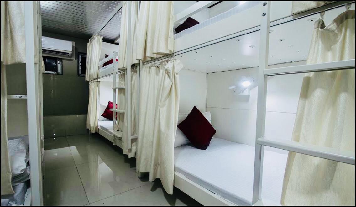 Qubestay Airport Capsule Hotel & Hostel Βομβάη Εξωτερικό φωτογραφία