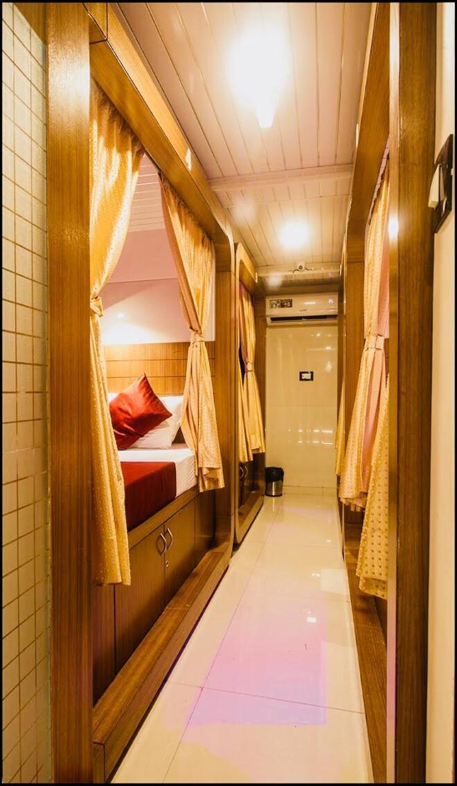 Qubestay Airport Capsule Hotel & Hostel Βομβάη Εξωτερικό φωτογραφία
