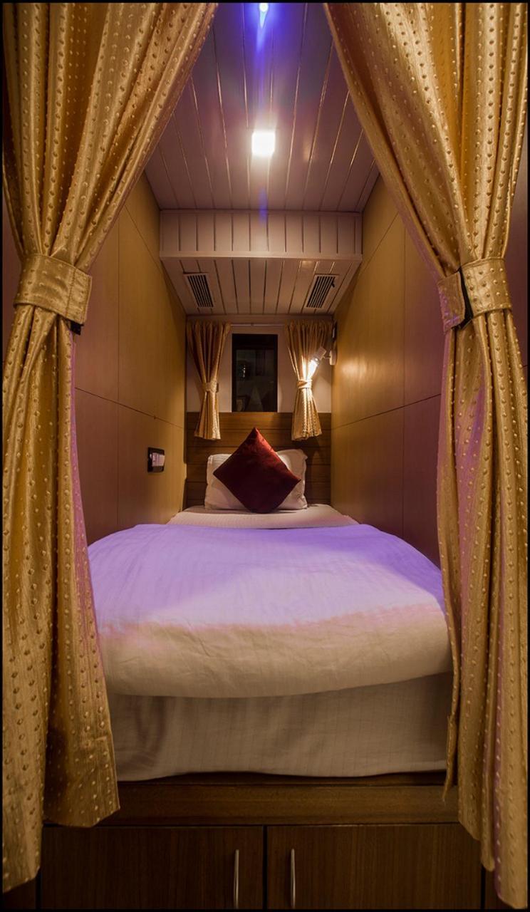 Qubestay Airport Capsule Hotel & Hostel Βομβάη Εξωτερικό φωτογραφία