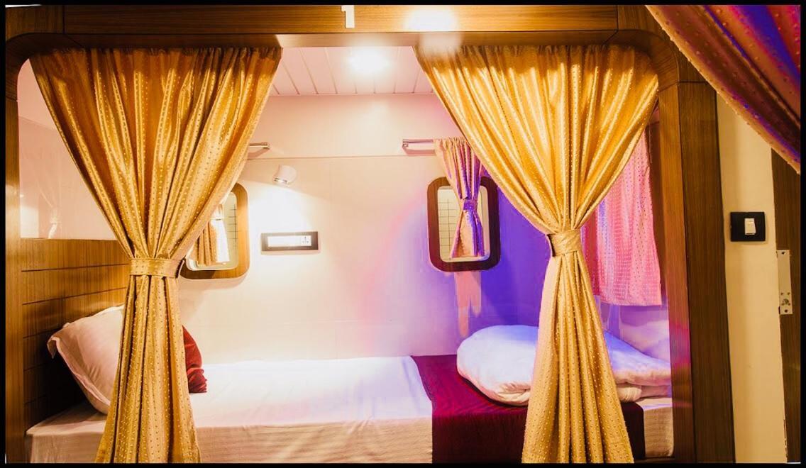 Qubestay Airport Capsule Hotel & Hostel Βομβάη Εξωτερικό φωτογραφία