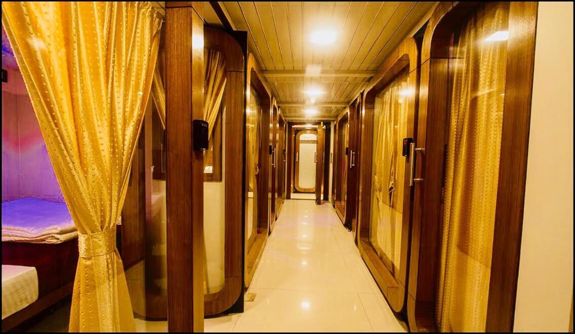 Qubestay Airport Capsule Hotel & Hostel Βομβάη Εξωτερικό φωτογραφία