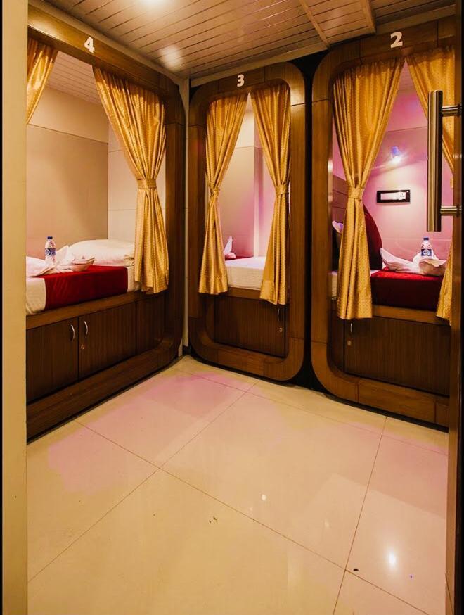 Qubestay Airport Capsule Hotel & Hostel Βομβάη Εξωτερικό φωτογραφία