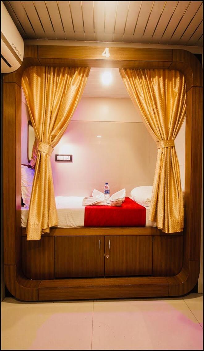 Qubestay Airport Capsule Hotel & Hostel Βομβάη Εξωτερικό φωτογραφία